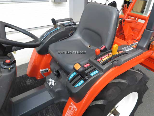 Κάθισμα και λεβιέδες χειρισμού του KUBOTA GB 170DT