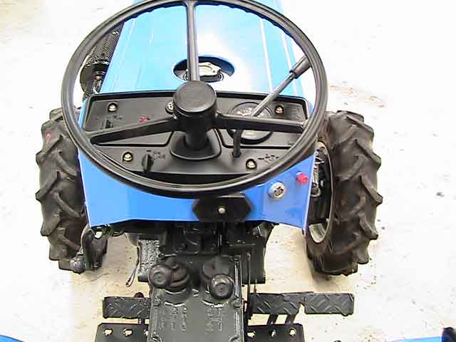 Τιμόνι και πετάλια του Mitsubishi D1650FD