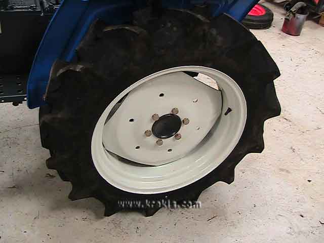 Οπίσθιος τροχός του Mitsubishi D1650FD