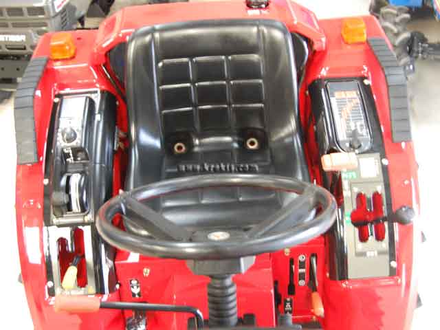 Θέση χειριστή, Μοχλοί του Mitsubishi MT 185