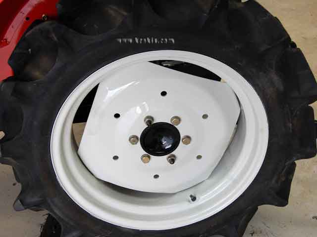 Οπίσθιος τροχός του Mitsubishi MT 185