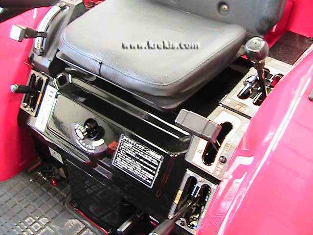 Κάθισμα & λεβιέδες του Mitsubishi MT 23