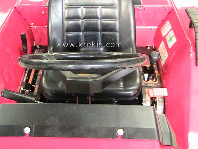 Κάθισμα και λεβιέδες χειριστή του Mitsubishi MT26D