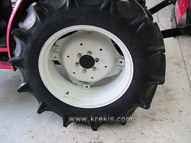 Οπίσθιος τροχός του Mitsubishi MT26D