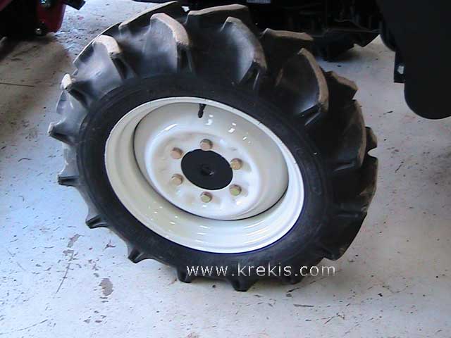 Εμπρόσθιος τροχός του Mitsubishi MT26D